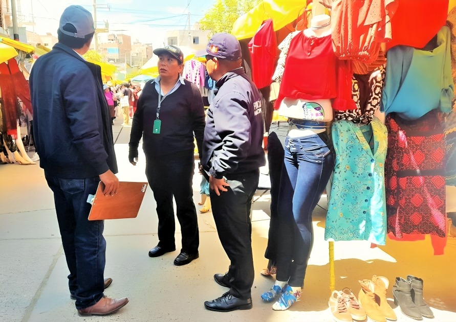 Municipalidad de El Tambo reempadrona y fiscaliza a comerciantes de la Feria Grau