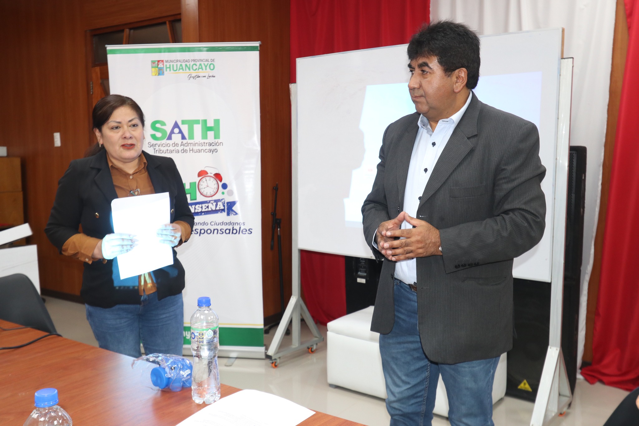 Especialista del SATH instruye al personal de Rentas para optimizar ingresos y financiar más obras en el distrito