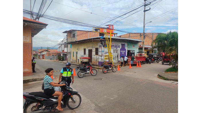 Instalaciรณn de semรกforos nuevos entre los jirones Josรฉ Olaya con Santa Inรฉs - Tarapoto.