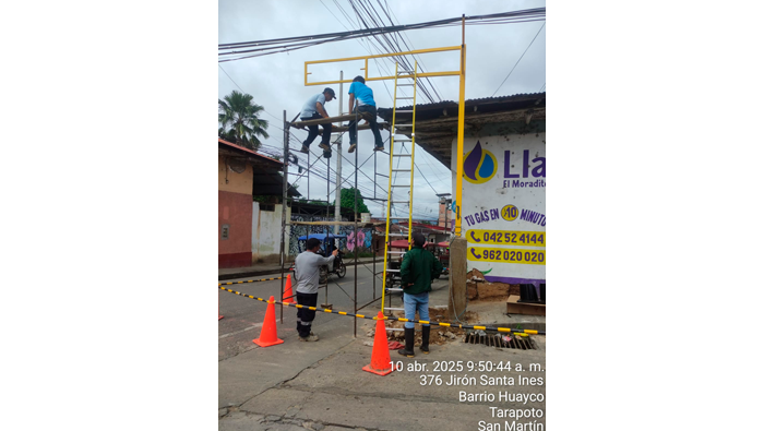 Instalaciรณn de semรกforos nuevos entre los jirones Josรฉ Olaya con Santa Inรฉs - Tarapoto.