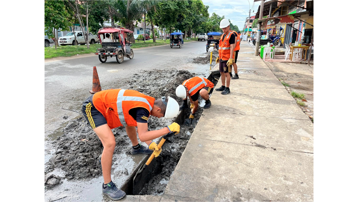 Desarenado y descolmataci贸n de cunetas en la ciudad de Tarapoto.