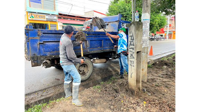 Desarenado y descolmataci贸n de cunetas en la ciudad de Tarapoto.