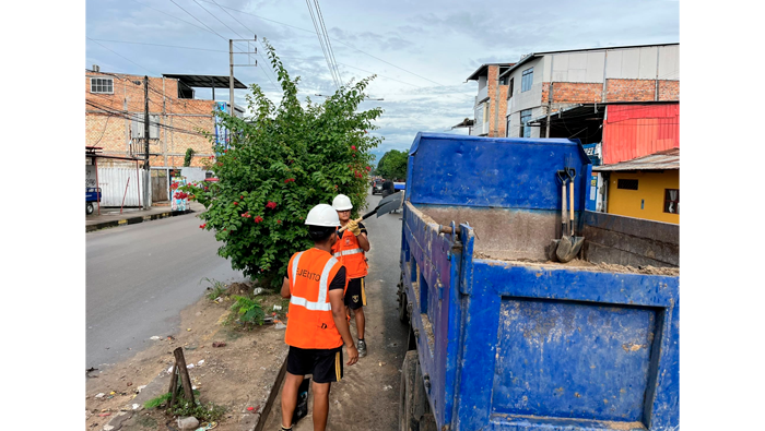 Desarenado y descolmataci贸n de cunetas en la ciudad de Tarapoto.
