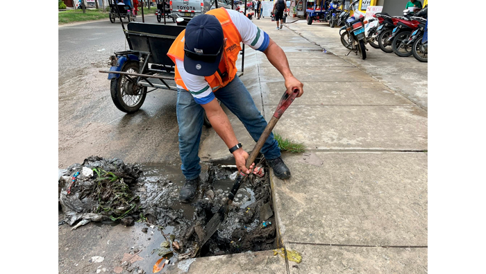 Desarenado y descolmataci贸n de cunetas en la ciudad de Tarapoto.