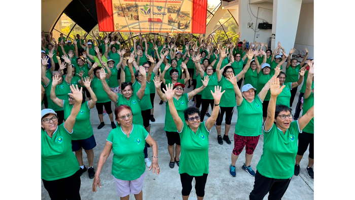 Adultos mayores demuestran alegrΓa y diversiΓ³n en talleres de habilidades artΓsticas (bailetΓ³n).