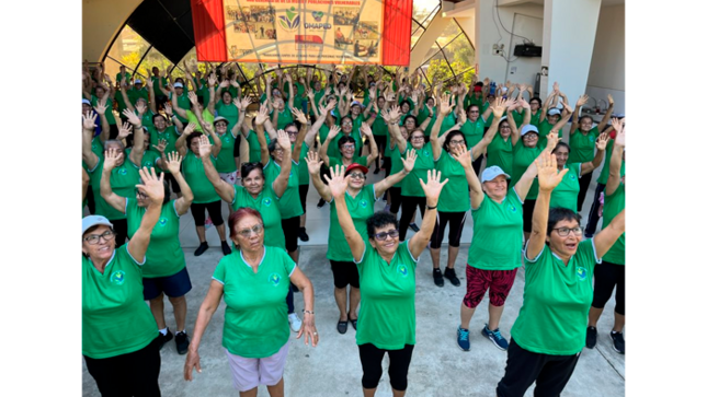 Adultos mayores demuestran alegría y diversión en talleres de habilidades artísticas (bailetón).