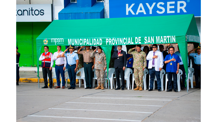 Ceremonia de Izamiento de nuestro Pabell贸n Nacional en la Plaza Mayor de Tarapoto.