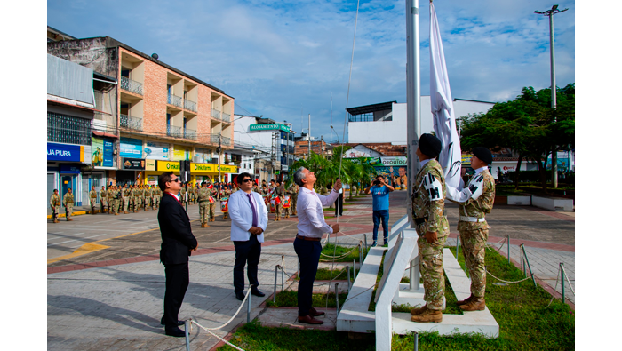 Ceremonia de Izamiento de nuestro Pabell贸n Nacional en la Plaza Mayor de Tarapoto.