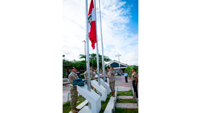 Ceremonia de Izamiento de nuestro Pabell贸n Nacional en la Plaza Mayor de Tarapoto.