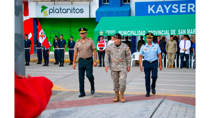 Ceremonia de Izamiento de nuestro Pabell贸n Nacional en la Plaza Mayor de Tarapoto.