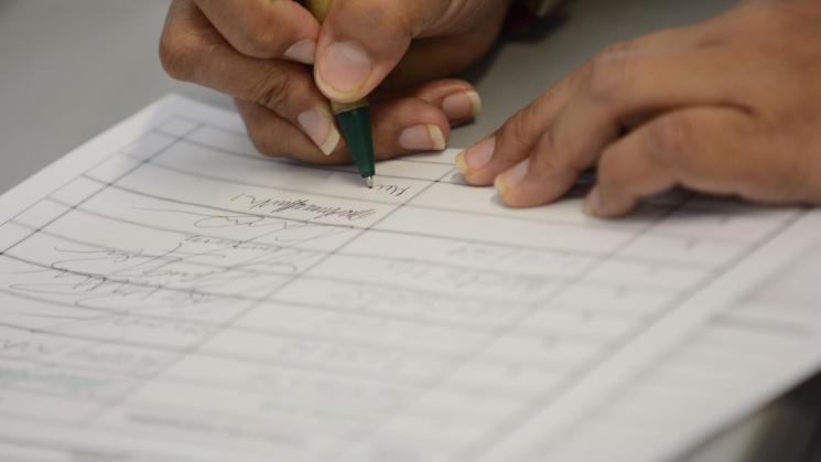 La Contraloría General advirtió que los procedimientos establecidos por el Jurado Nacional de Elecciones (JNE) para la inscripción del padrón de afiliados a las organizaciones políticas carecen de actividades de control que permitan comprobar la veracidad de la documentación presentada por el personero legal, situación que podría ocasionar la continuidad de afiliaciones indebidas afectando la participación democrática de los ciudadanos.