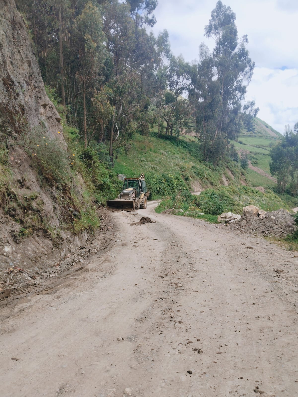 Asistencia con maquinaria pesada para la zona altoandina, ante lluvias intensas