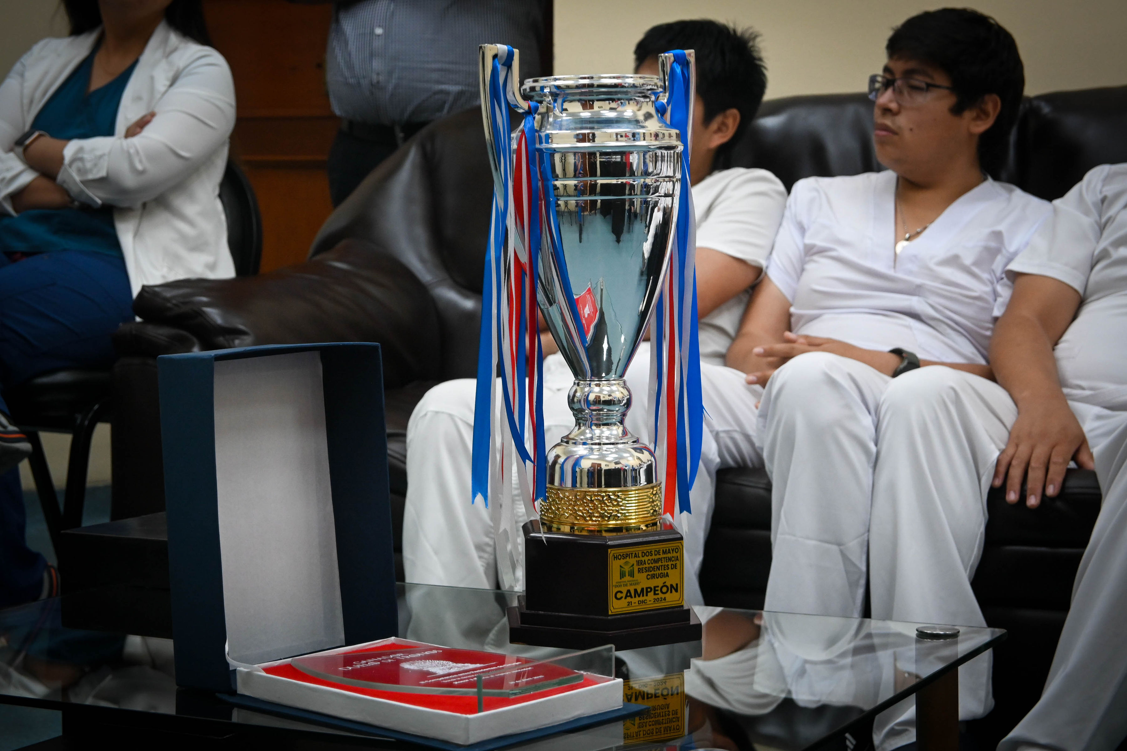 Residentes del Hospital Nacional Dos de Mayo obtienen primer puesto en competencia interhospitalaria de cirugía general