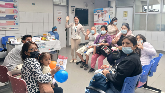 Sesiones demostrativas en San Juan de Miraflores fortalecen la nutrición de más de 100 madres