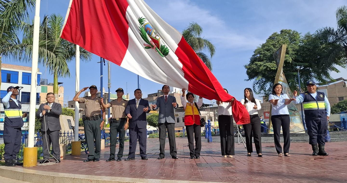 Se realiza ceremonia de izamiento del Pabellón Nacional y honores a los Símbolos Patrios