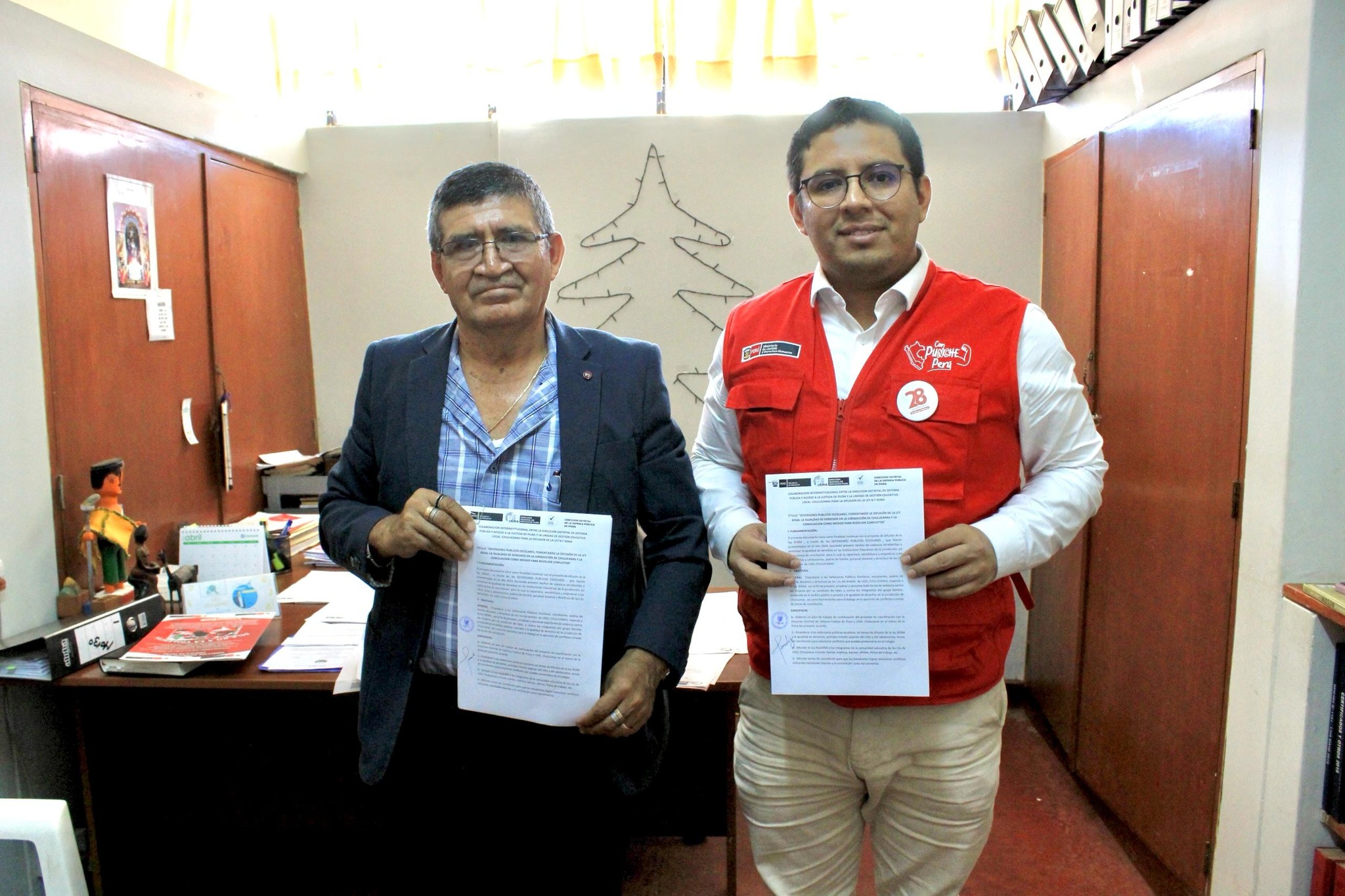 Fotografía con los documentos del convenio firmado