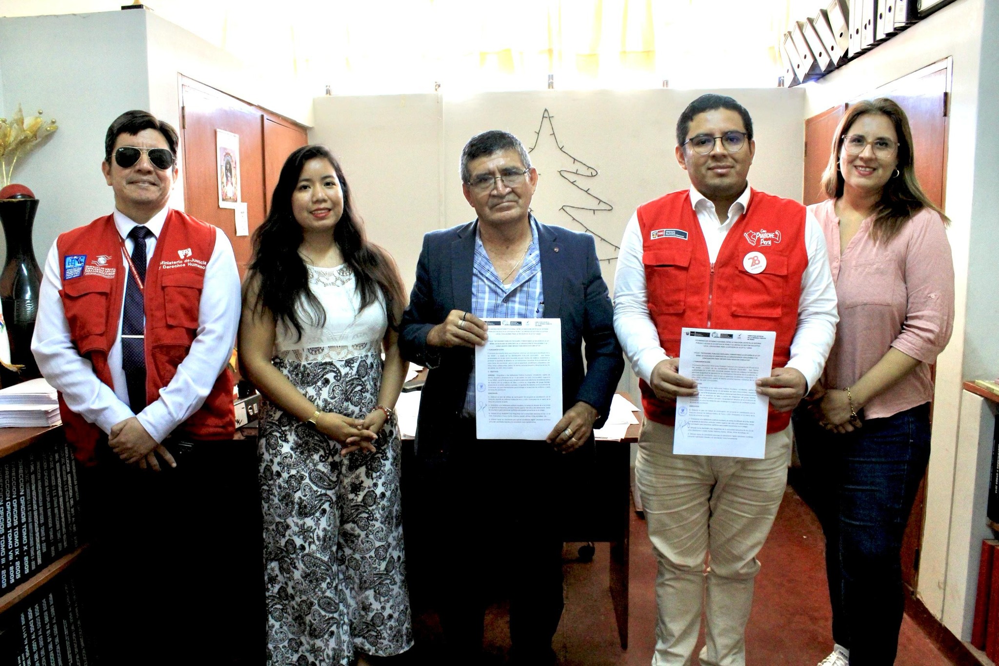 Las autoridades presentes en la firma