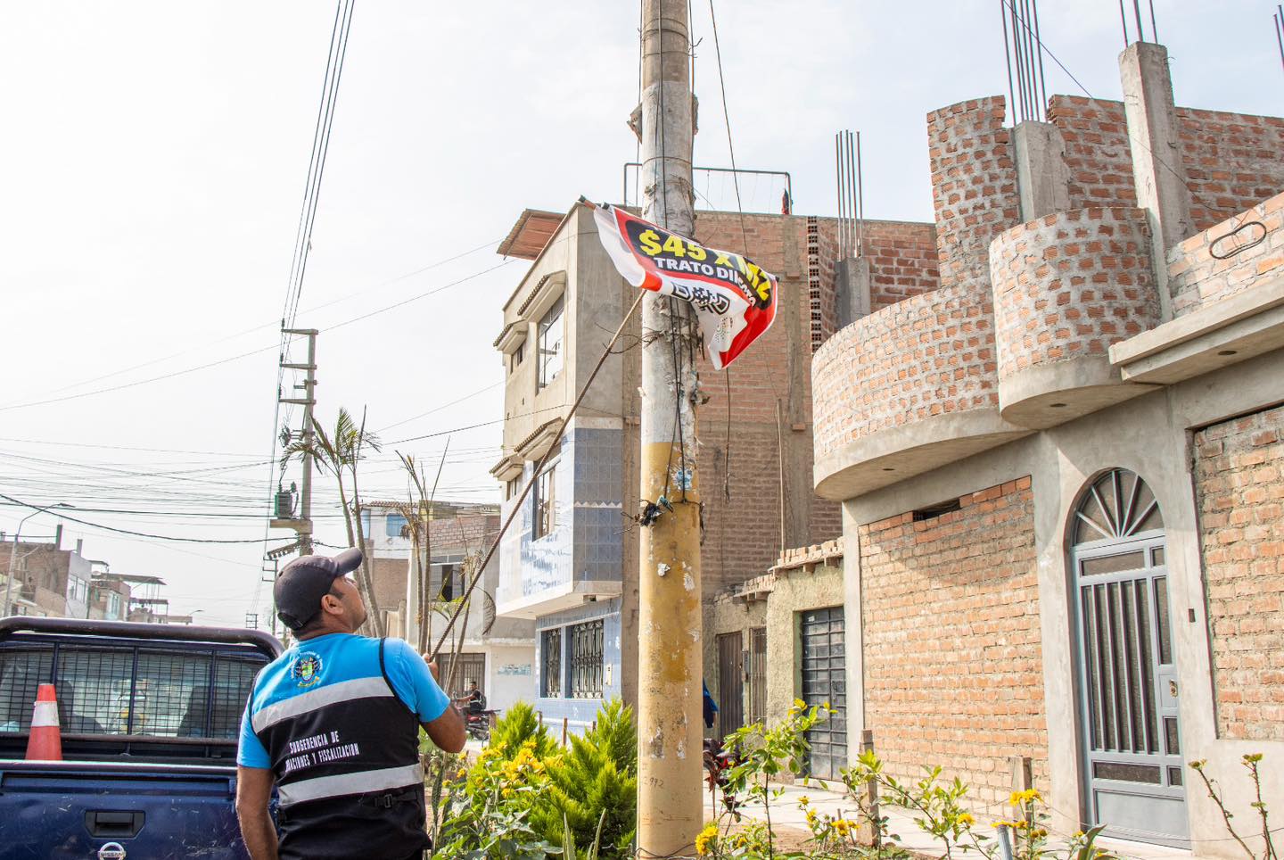 Municipalidad provincial de Huaral retira anuncios publicitarios colocados sin autorización