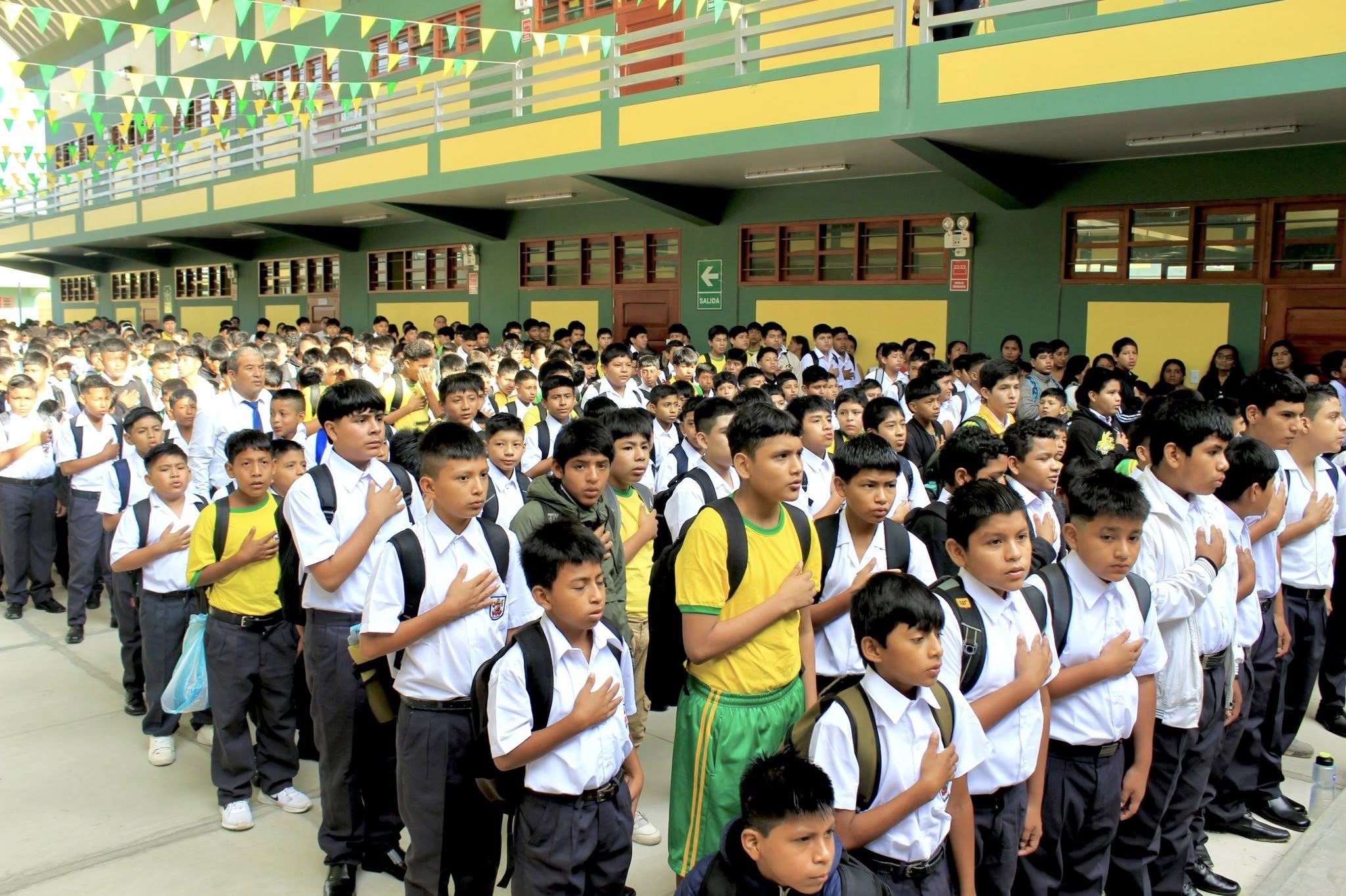 Estudiantes de la I.E Agropecuario N°33 Amauta cantan el himno nacional