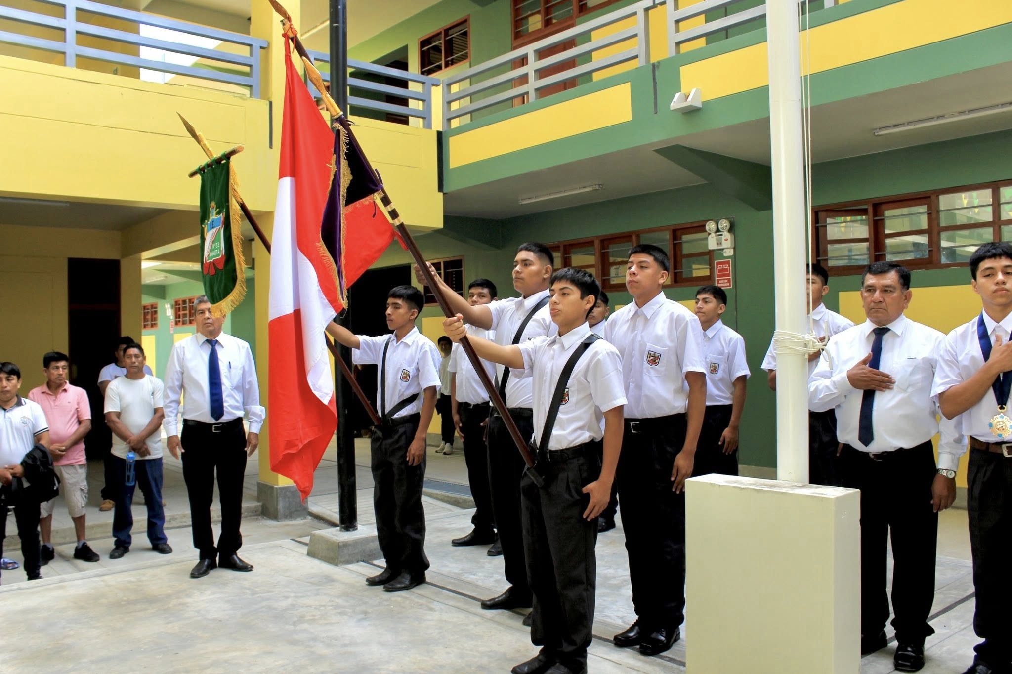Estudiantes participan del izamiento de la bandera nacional