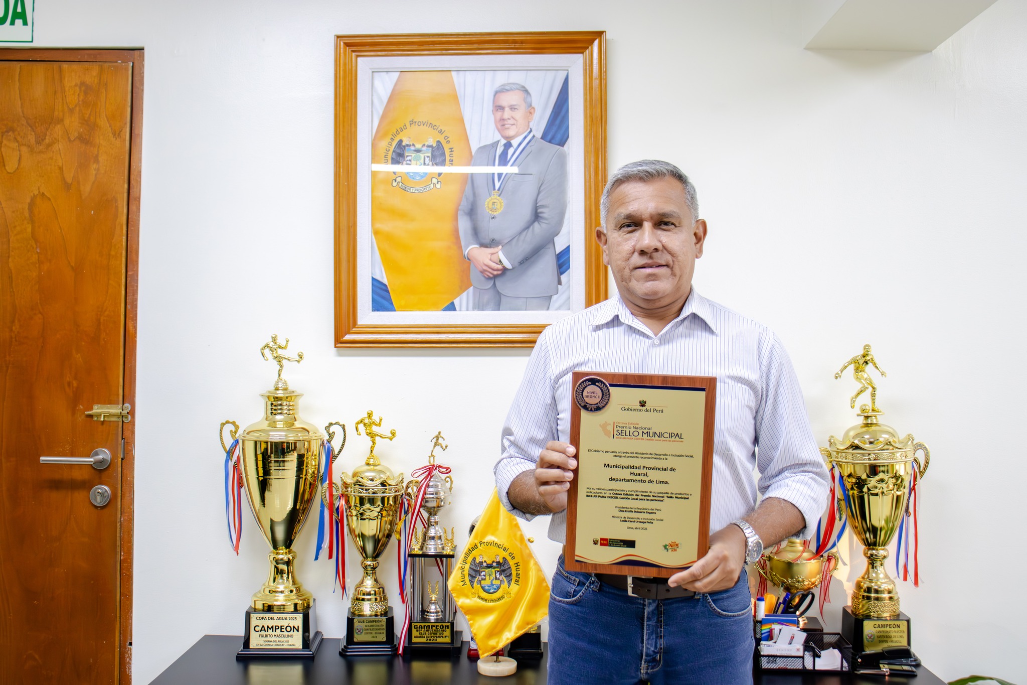 Municipalidad Provincial de Huaral, recibe insignia bronce del Premio Sello Municipal 8va Edición Incluir para Crecer