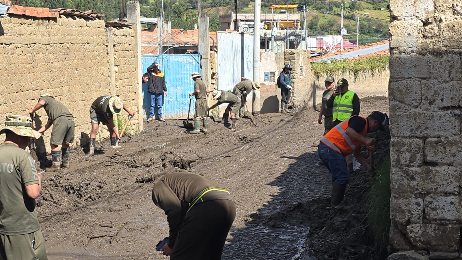 En coordinación con autoridades locales y regionales, las Fuerzas Armadas brindaron apoyo para socorrer a los damnificados.