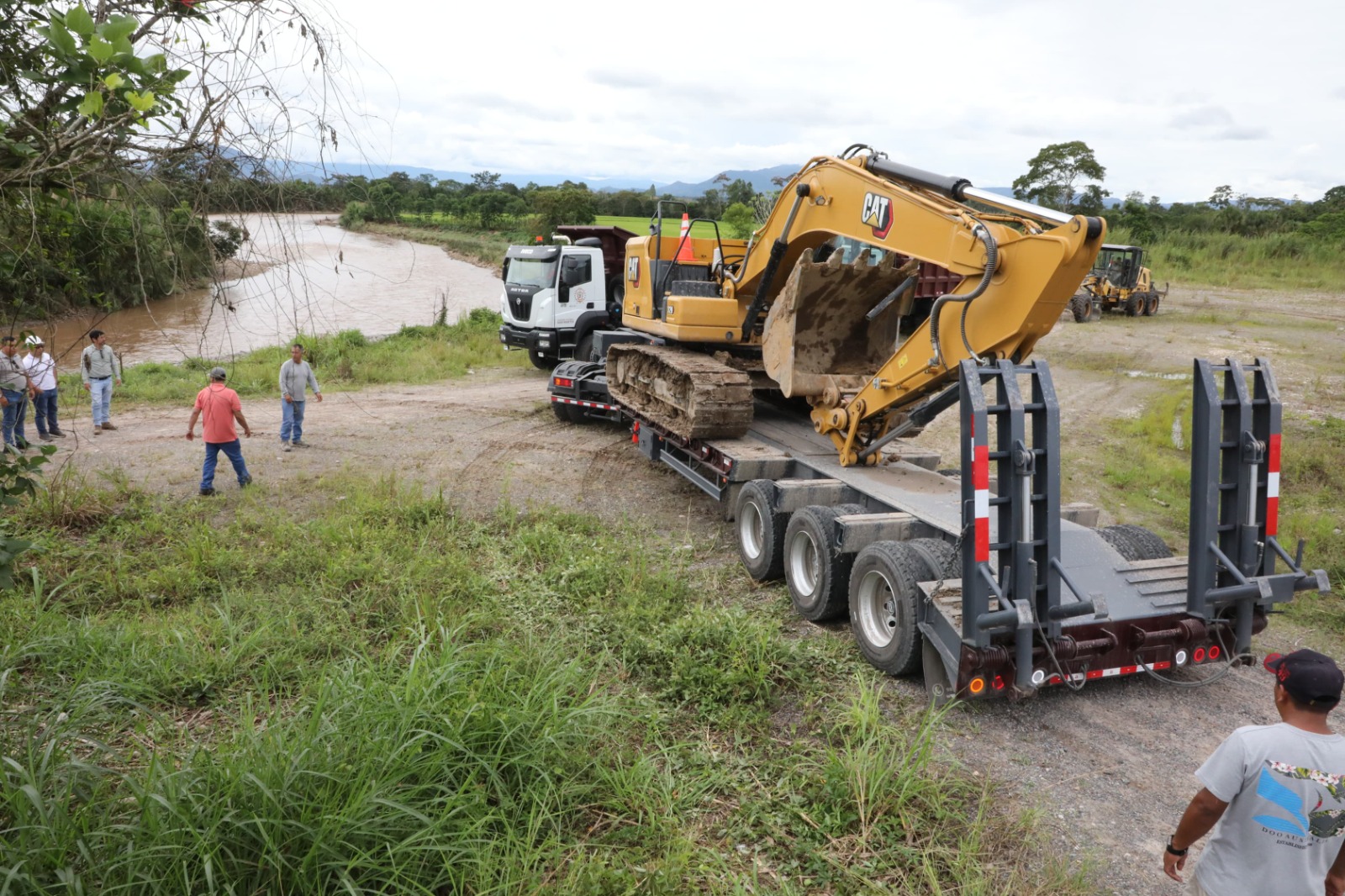 Con el apoyo de la Oficina Regional de Seguridad y Defensa Nacional del Goresam, se ha desplazado maquinaria, excavadoras, volquetes, cargador frontal, combustible y con la municipalidad de Rioja, también está poniendo a disposición un rodillo y una motoniveladora para tomar las acciones, a fin de controlar la erosión que se ha originado en plataforma y restablecer la transitabilidad en la zona