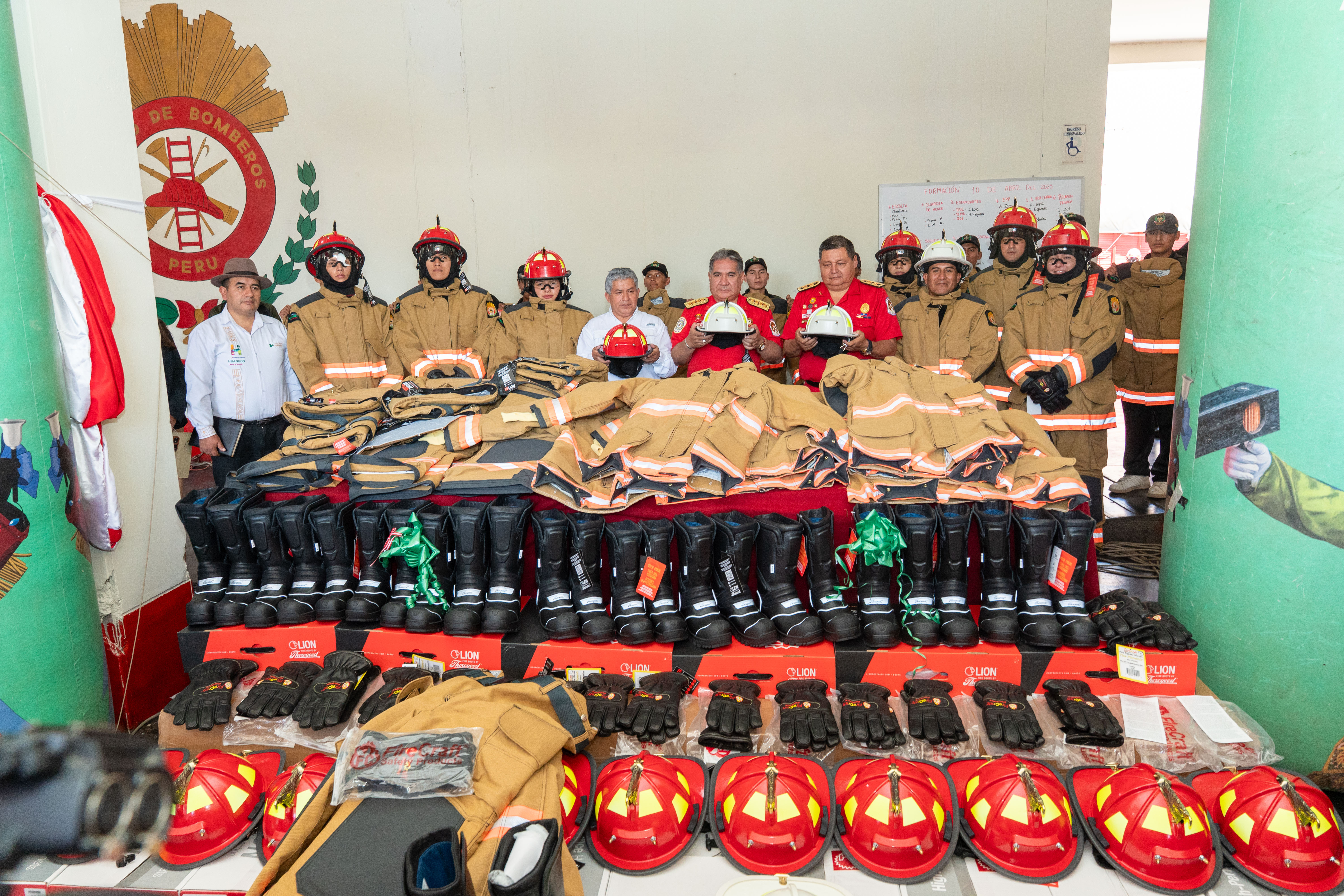 Gorehco entrega equipos de protección a bomberos