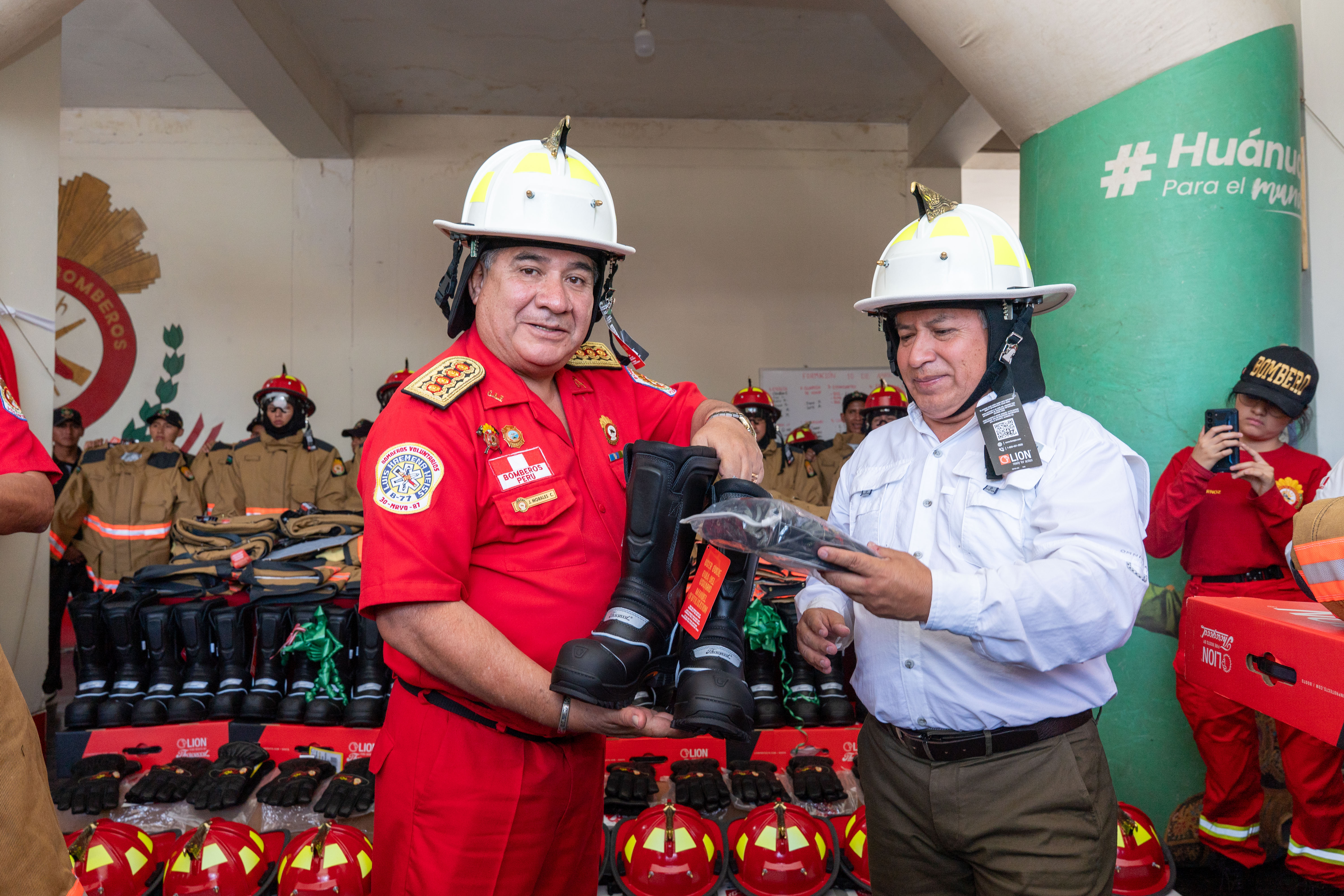 Gorehco entrega equipos de protección a bomberos