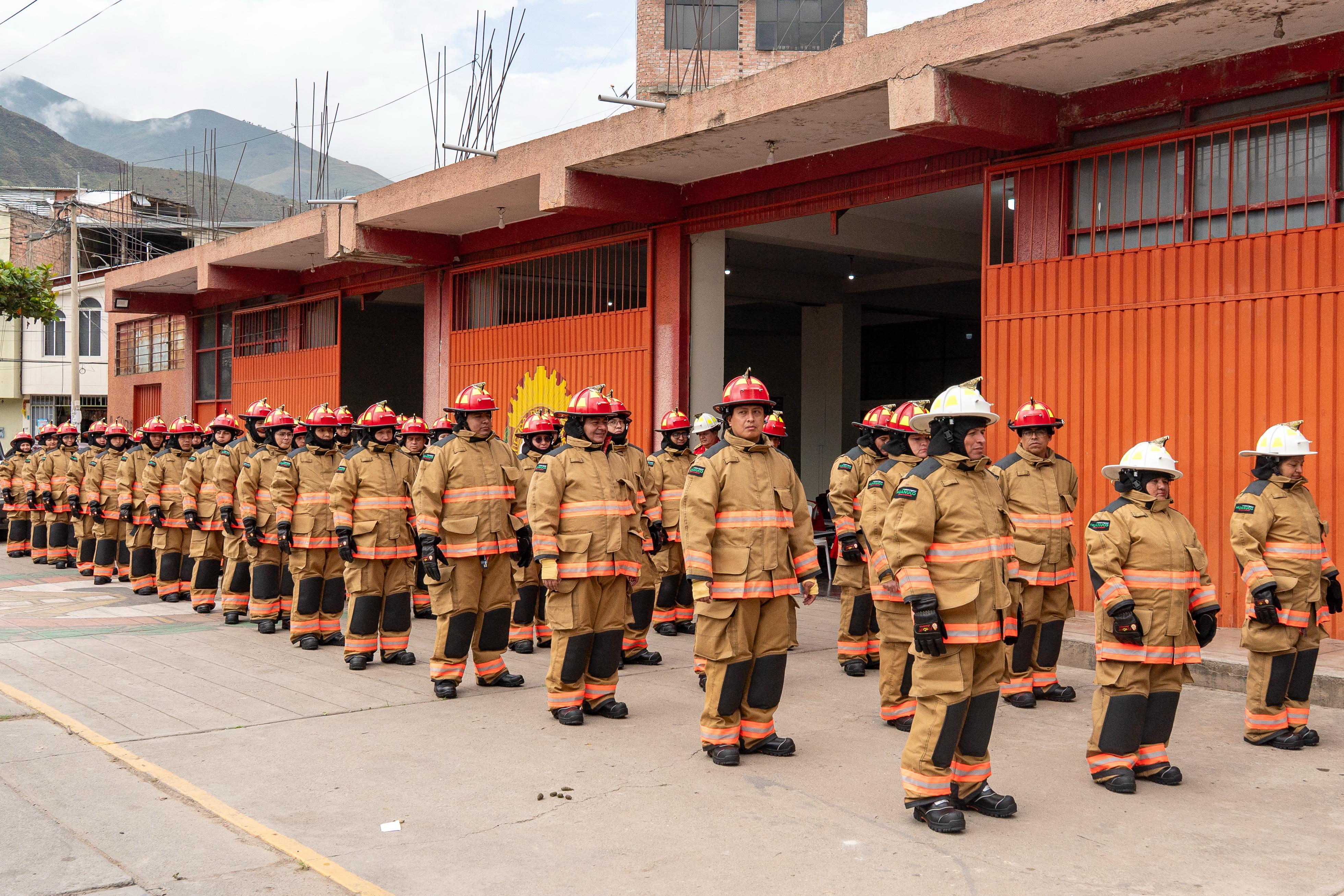 Gorehco entrega equipos de protección a bomberos