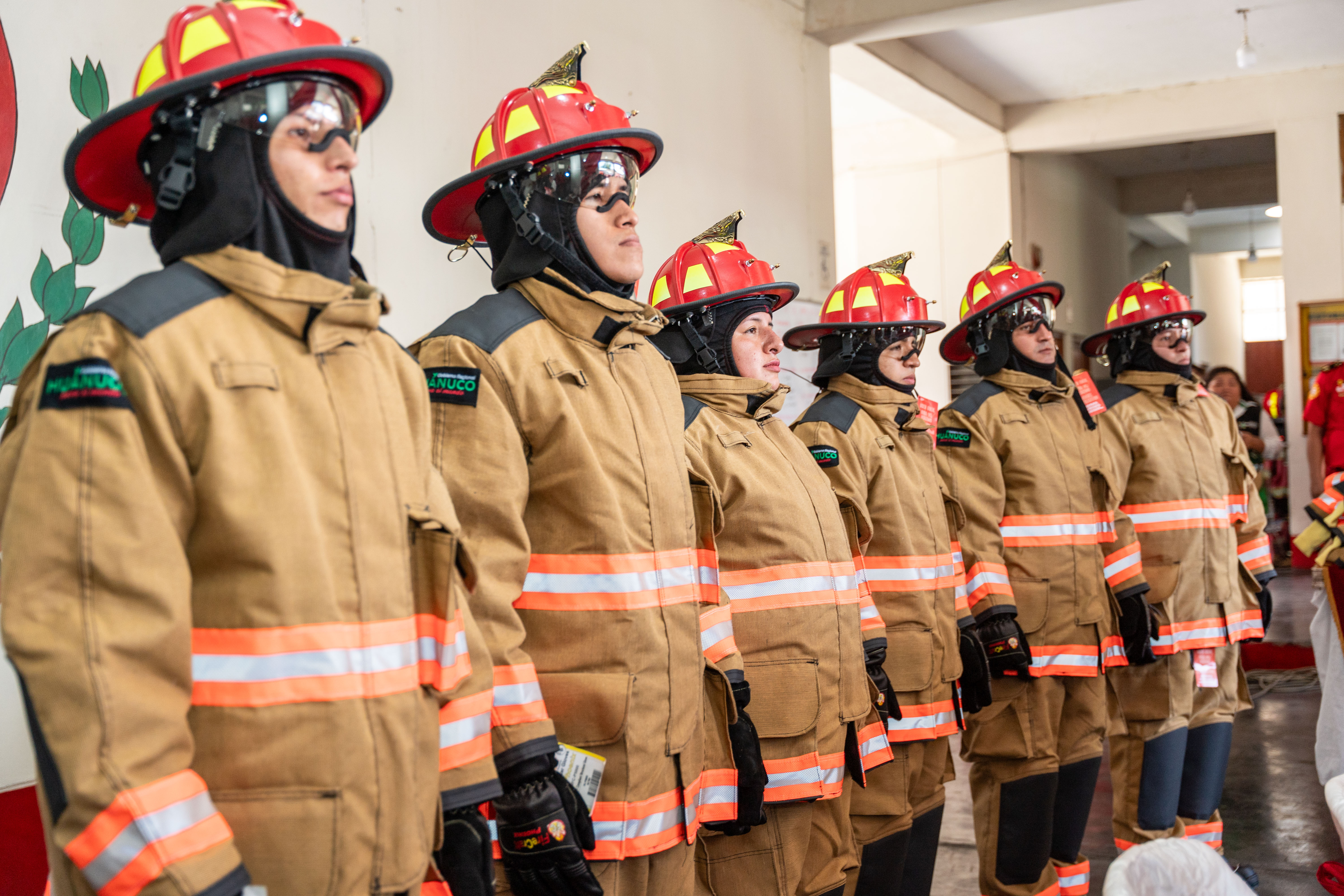 Gorehco entrega equipos de protección a bomberos