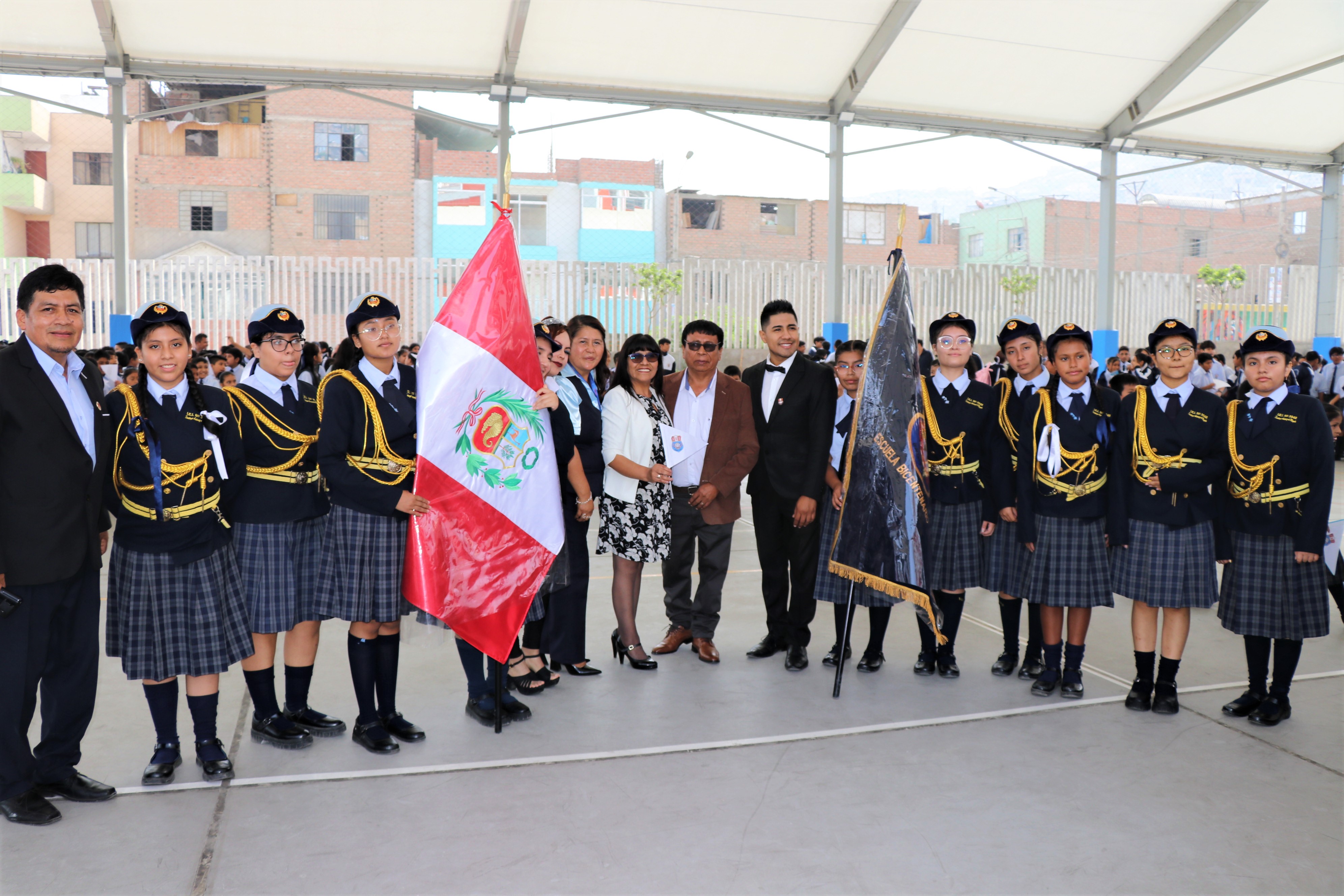 DIRECTORA Y ESTUDIANTES DE LA ESCUELA BICENTENARIO