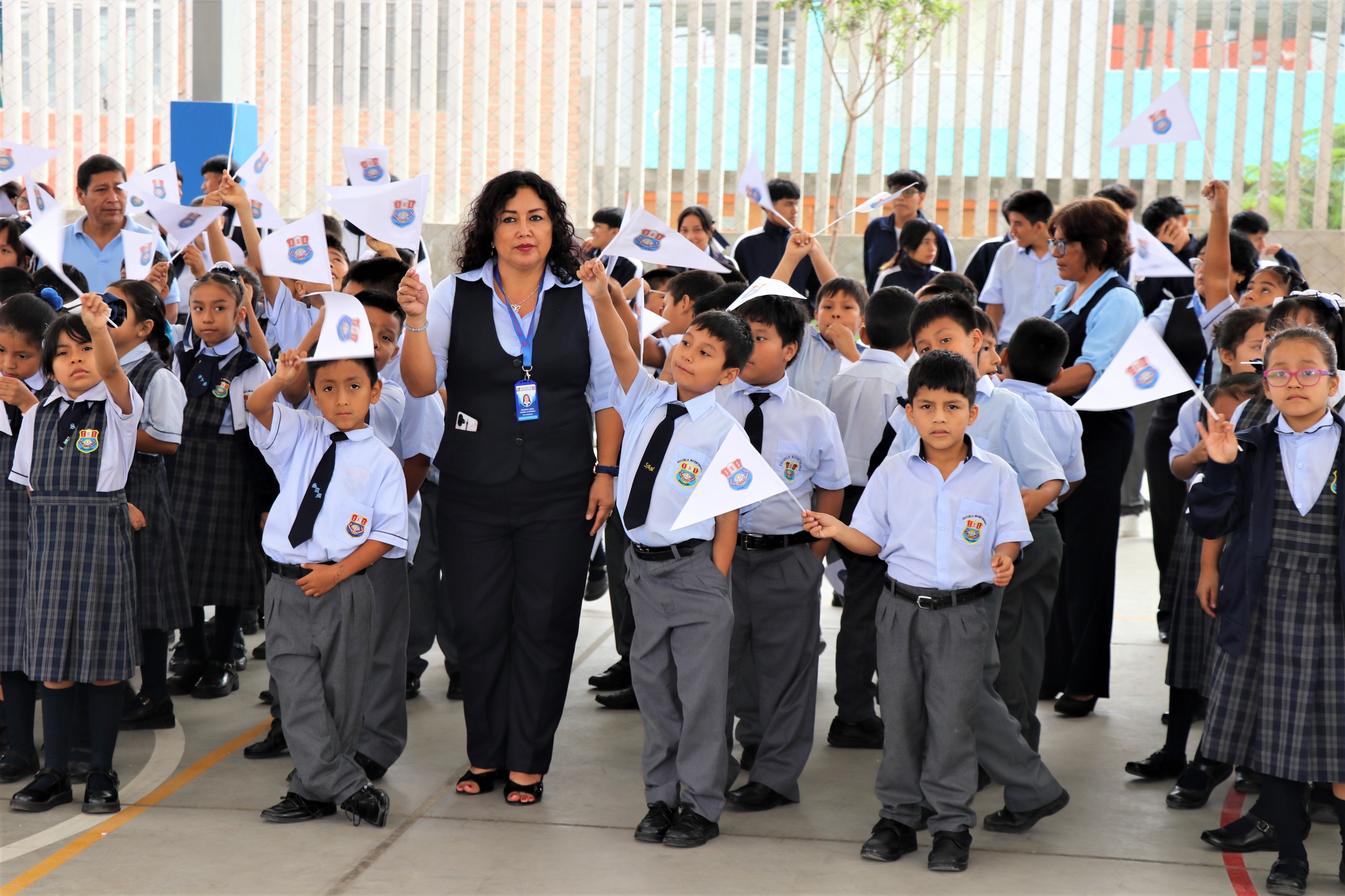 NIÑOS ENTONANDO EL HIMNO INSTITUCIONAL