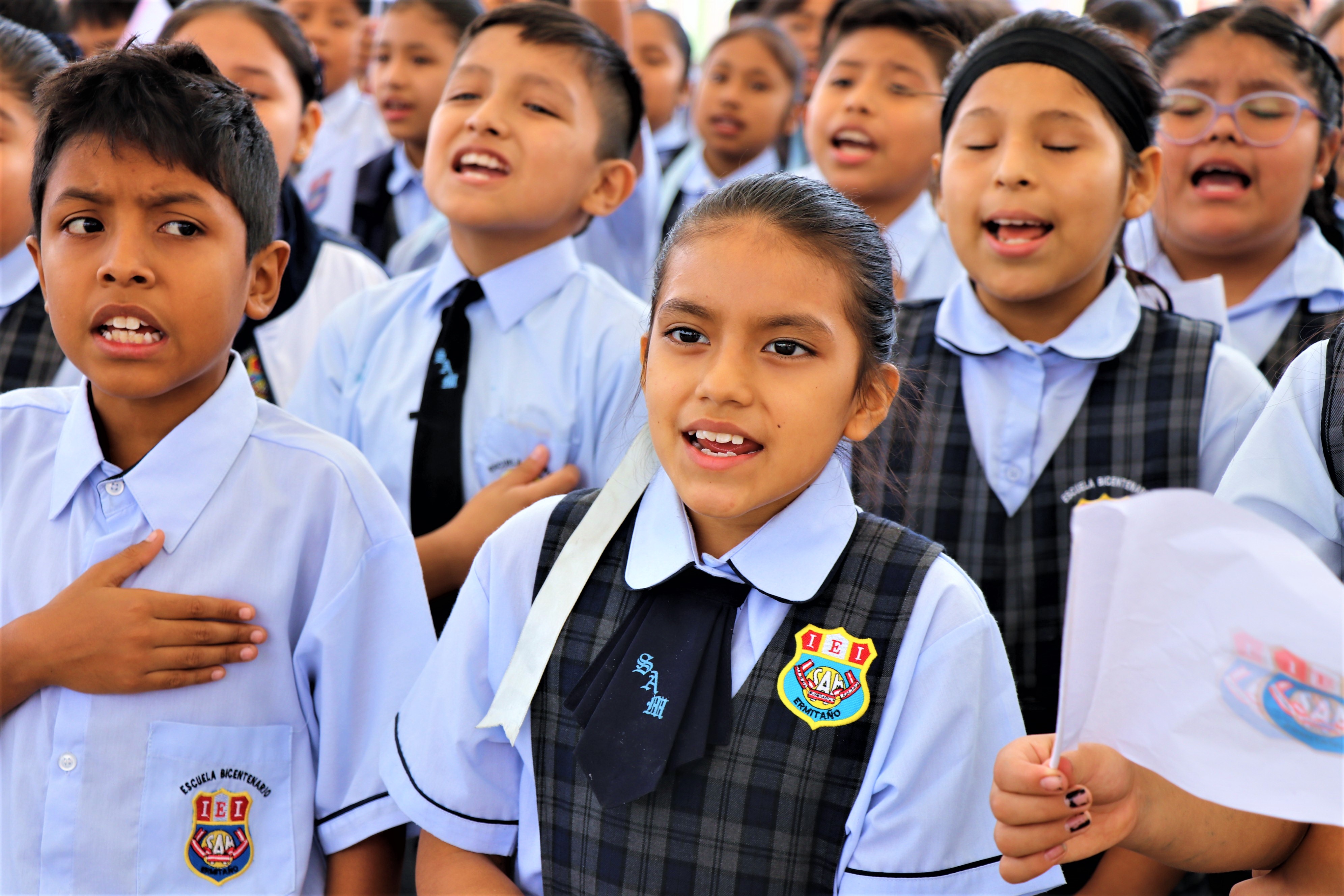 ESTUDIANTES CANTANDO EL HIMNO INSTITUCIONAL