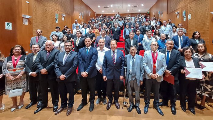 Presidente del Ceplan en conversatorio "Gobierno, Ordenamiento y Territorio" organizado por el Colegio de Ingenieros (CIP).