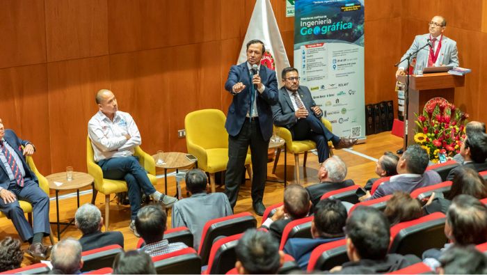 Presidente del Ceplan en conversatorio "Gobierno, Ordenamiento y Territorio" organizado por el Colegio de Ingenieros (CIP).