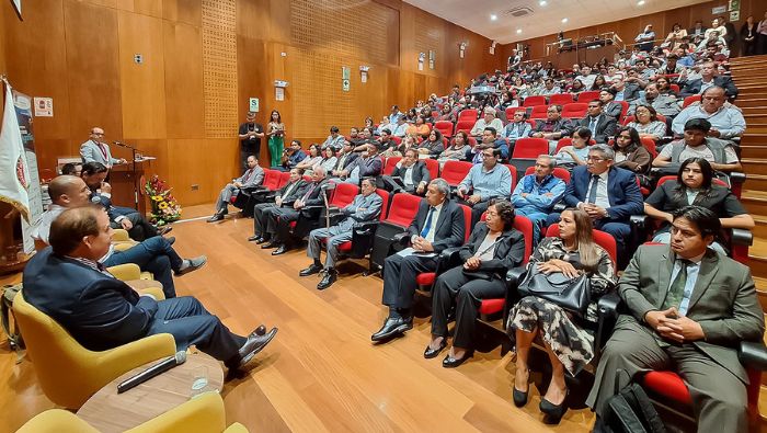 Presidente del Ceplan en conversatorio "Gobierno, Ordenamiento y Territorio" organizado por el Colegio de Ingenieros (CIP).