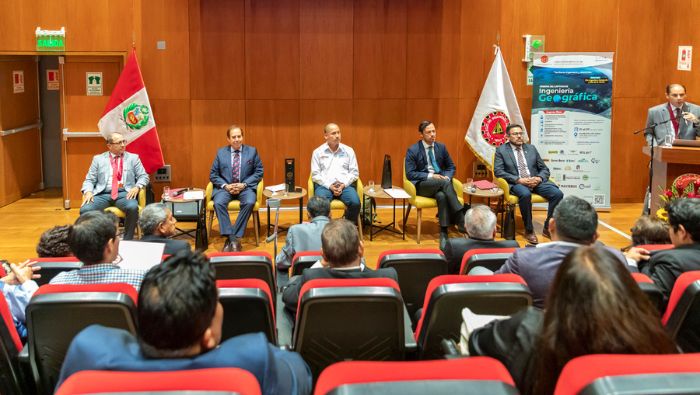 Presidente del Ceplan en conversatorio "Gobierno, Ordenamiento y Territorio" organizado por el Colegio de Ingenieros (CIP).