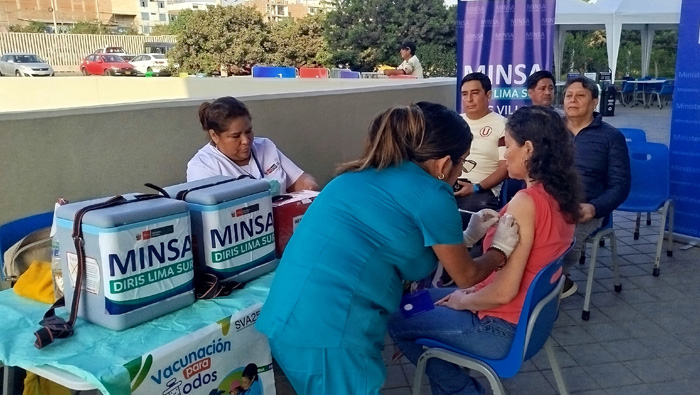 ¡Hinchas de la vacunación!: adultos y niños se protegen contra influenza y neumococo