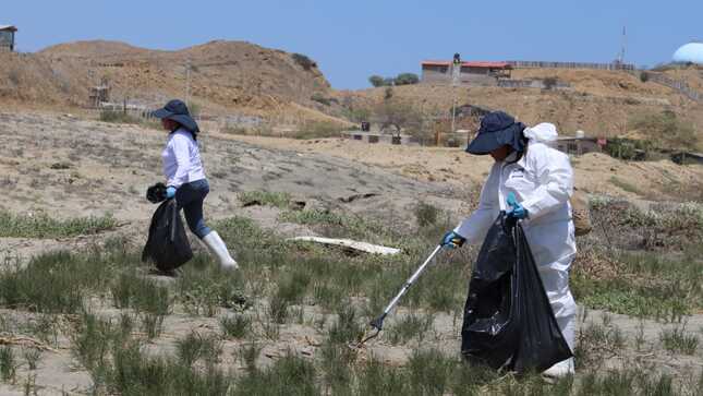 GORE y pescadores recogen más de una tonelada de basura en playa de Lobitos para reforzar educación ambiental en la población