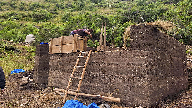 Construcción de muros de tapial