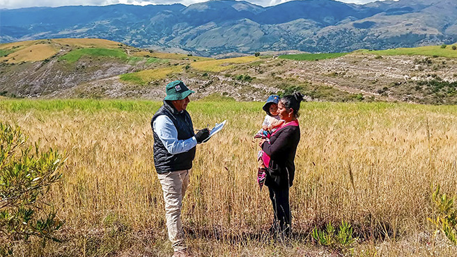 Funcionario del PESCS realizando identificación de campo de áreas silvestres