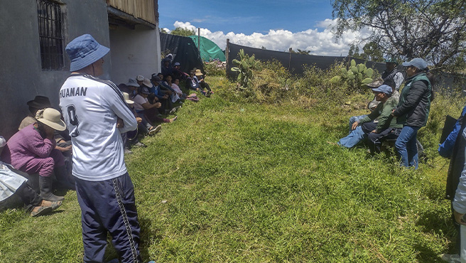 Funcionarios del PESCS reunidos con pobladores de Pacaycasa