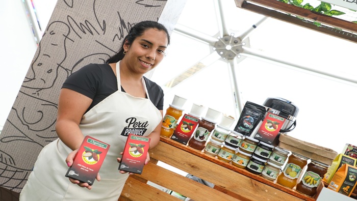 Emprendedora mostrando sus productos