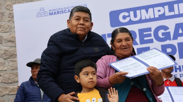 Con gran éxito y una masiva participación de la ciudadanía, la Municipalidad Provincial de Mariscal Nieto, bajo la gestión del alcalde C.P.C. John Larry Coayla, realizó la histórica entrega de 1,150 títulos de propiedad en la Plaza de Armas de Moquegua.