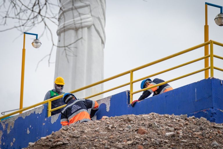 La Municipalidad Provincial Mariscal Nieto reafirma su compromiso con la mejora de los espacios públicos al impulsar el mantenimiento integral de la infraestructura del Parque El Mirador del Centro Poblado Chen Chen, en el distrito de Moquegua.