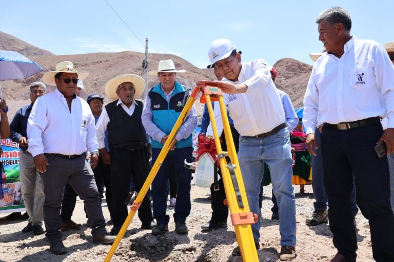 Con gran algarabía y en presencia de diversas autoridades, el alcalde de Moquegua, John Larry junto a la población local, marcó el reinicio oficial de la construcción de la carretera que unirá el centro poblado de Los Ángeles con Yacango.