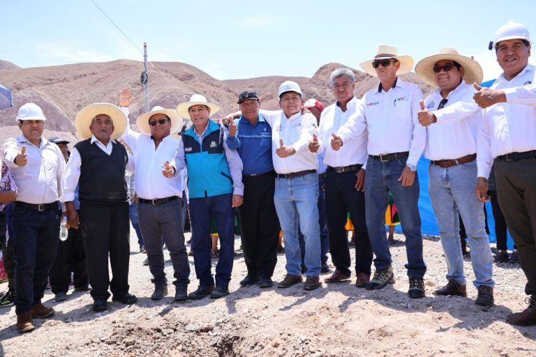 Con gran algarabía y en presencia de diversas autoridades, el alcalde de Moquegua, John Larry junto a la población local, marcó el reinicio oficial de la construcción de la carretera que unirá el centro poblado de Los Ángeles con Yacango.