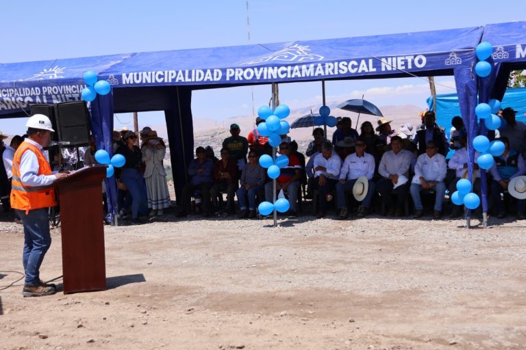 Con gran algarabía y en presencia de diversas autoridades, el alcalde de Moquegua, John Larry junto a la población local, marcó el reinicio oficial de la construcción de la carretera que unirá el centro poblado de Los Ángeles con Yacango.