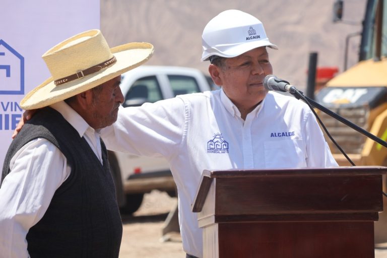 Con gran algarabía y en presencia de diversas autoridades, el alcalde de Moquegua, John Larry junto a la población local, marcó el reinicio oficial de la construcción de la carretera que unirá el centro poblado de Los Ángeles con Yacango.